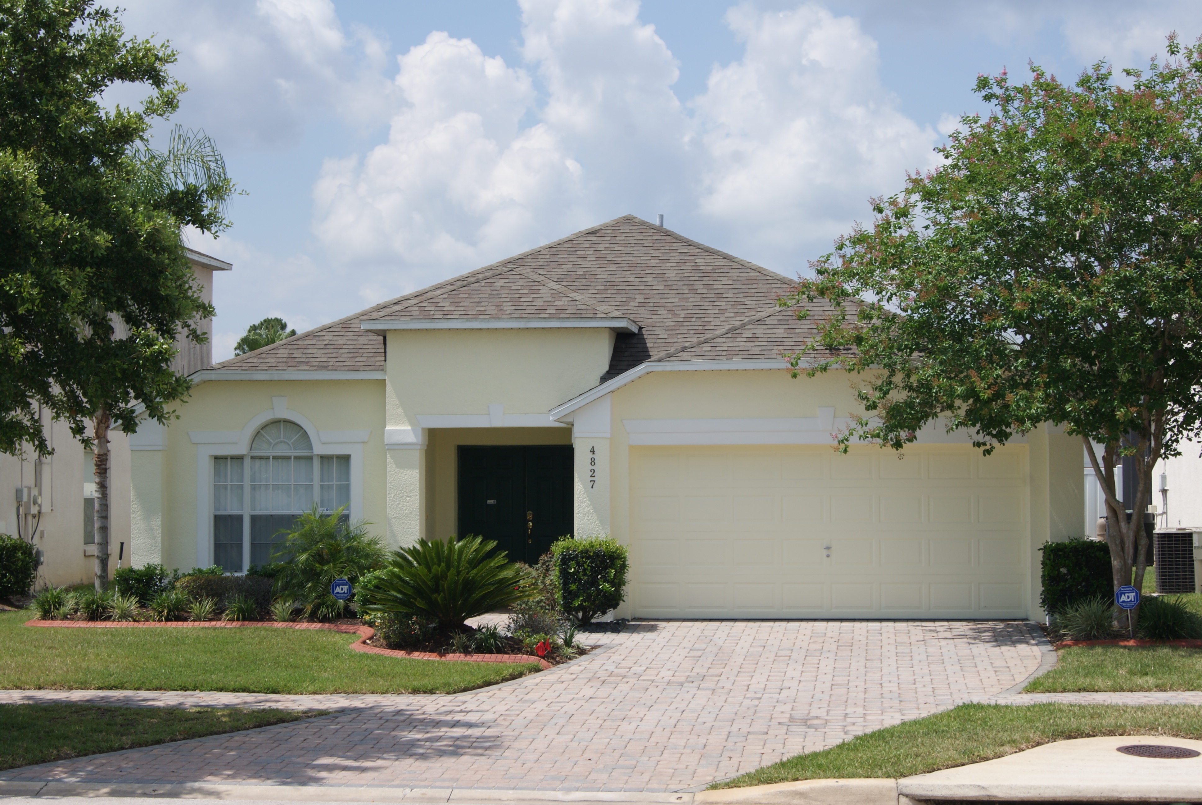 ‘Welcome to ‘Kissimmee Holiday Home’ 10 minutes from Disney, Orlando, Florida!