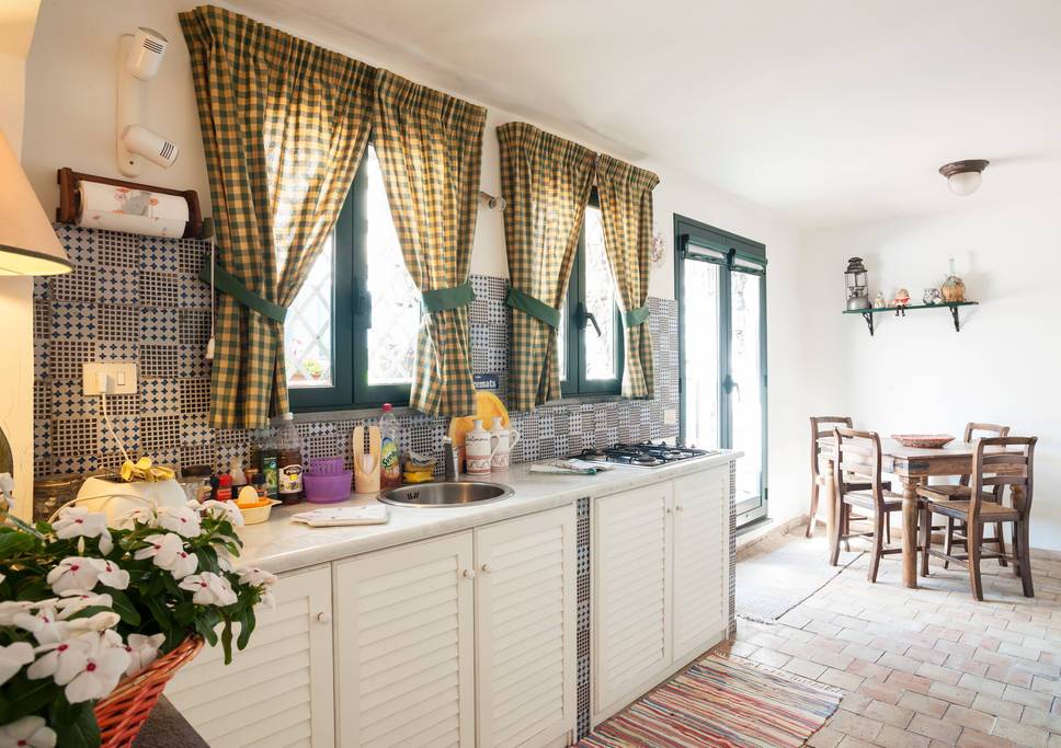 Self catering guest house flat with garden in a sicilian Villa (Acireale) near the sea. Wi-Fi.