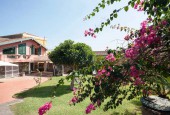 Self catering guest house flat with garden in a sicilian Villa (Acireale) near the sea. Wi-Fi.